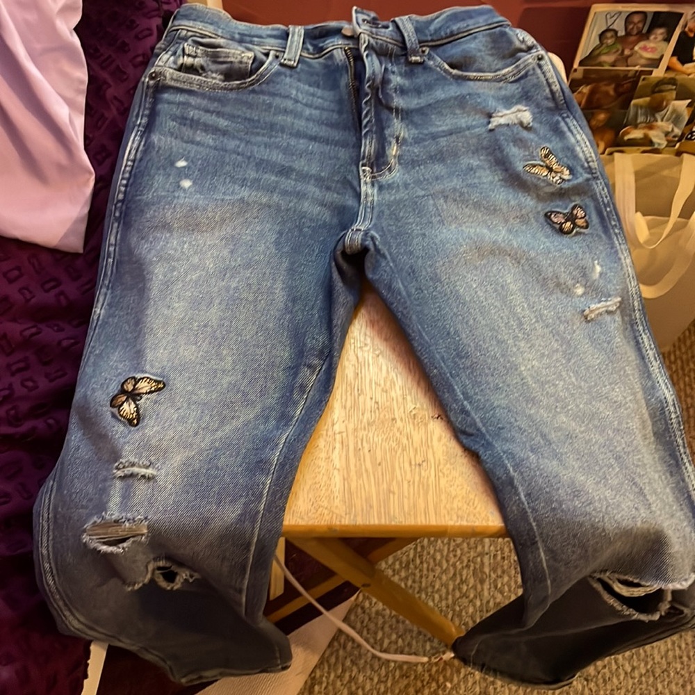 Hello I’m selling a mom jean tight waist high rise ripped butterfly not used!